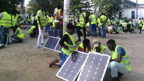 Des jeunes formés à l&rsquo;installation de systèmes solaires